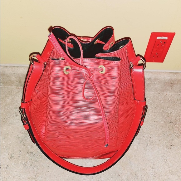 Pre loved authentic Louis Vuitton Epi red bucket style bag - Picture 9 of 10